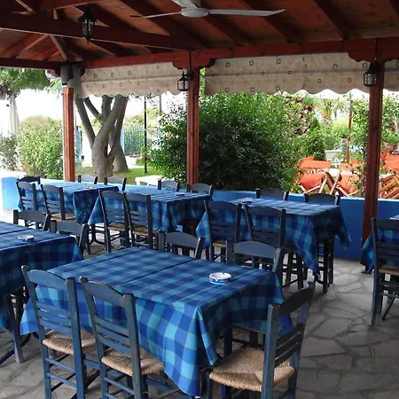 Aparthotel Kangaroo Mola Kalyva